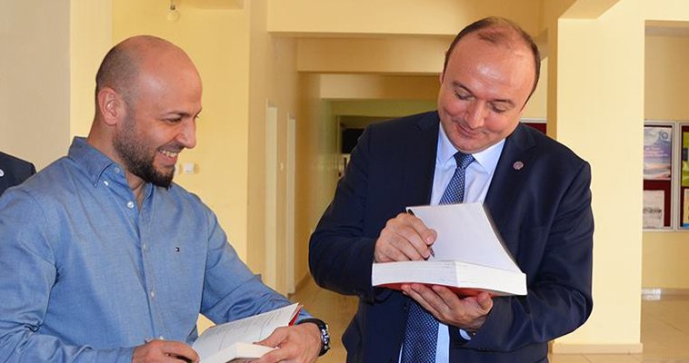 KAHRAMAN TAZEOĞLU OKURLARIYLA BULUŞTU